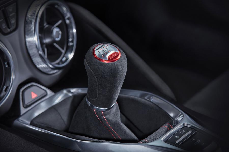 Детали интерьера Chevrolet Camaro ZL1 2016 года  (фото 36 из 38)